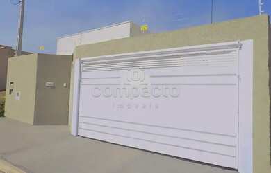 Imagem: A casa possui 2 Dormitórios, 2 Banheiros, 2 Vagas na garagem