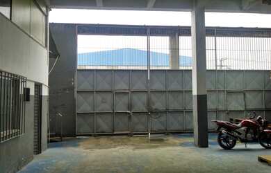 Imagem: O depósito possui 5 Vagas na garagem, 1600m² de Área e está