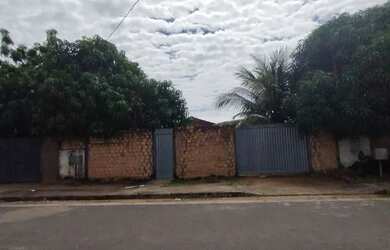 Imagem: A casa possui 3 Dormitórios, 1 Banheiro e está localizado