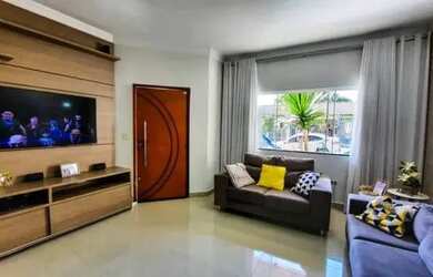 Imagem: A casa possui 2 Dormitórios, 2 Banheiros, 2 Vagas na garagem