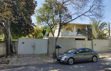 Imagem: A casa possui 4 Dormitórios, 4 Banheiros, 5 Vagas na garagem