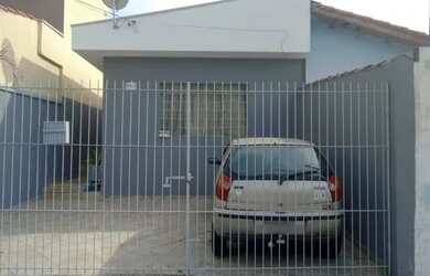 Imagem: A casa possui 2 Dormitórios, 1 Banheiro, 2 Vagas na garagem