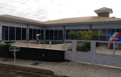 Imagem: A casa em condomínio possui 4 Dormitórios, 4 Banheiros, 400m²