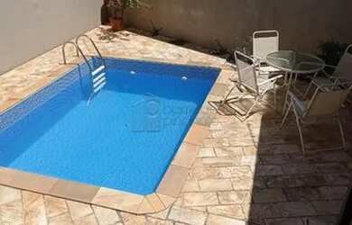 Imagem: A casa possui 3 Dormitórios, 3 Banheiros, 4 Vagas na garagem