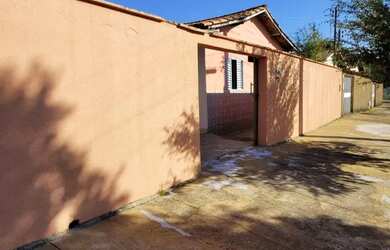 Imagem: A casa possui 3 Dormitórios, 1 Banheiro, 4 Vagas na garagem