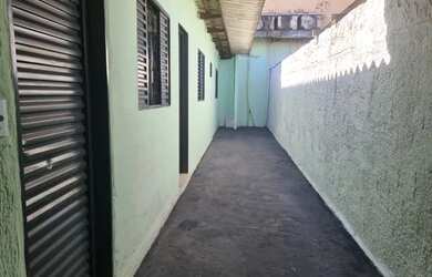 Imagem: A casa possui 2 Dormitórios, 1 Banheiro e está localizado