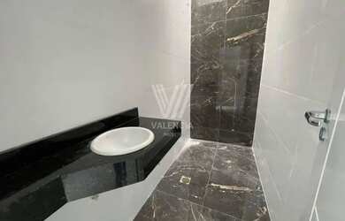 Imagem: A casa possui 3 Dormitórios, 2 Banheiros, 2 Vagas na garagem