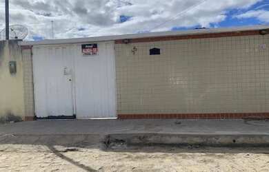 Imagem: A casa possui 4 Dormitórios e 1 Banheiro e está localizado