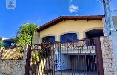 Imagem: A casa possui 5 Dormitórios, 5 Banheiros, 4 Vagas na garagem