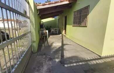 Imagem: A casa possui 3 Dormitórios, 1 Banheiro, 2 Vagas na garagem