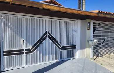 Imagem: A casa possui 2 Dormitórios, 1 Banheiro, 2 Vagas na garagem