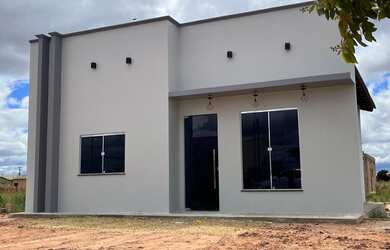 Imagem: A casa possui 2 Dormitórios, 2 Banheiros, 2 Vagas na garagem