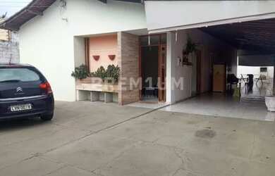 Imagem: A casa possui 3 Dormitórios, 2 Banheiros, 5 Vagas na garagem