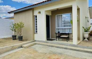 Imagem: A casa possui 2 Dormitórios, 1 Banheiro, 1 Vaga na garagem