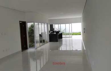 Imagem: A casa possui 1 Dormitório, 4 Banheiros, 2 Vagas na garagem