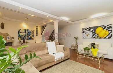 Imagem: A casa possui 4 Dormitórios, 3 Banheiros, 5 Vagas na garagem