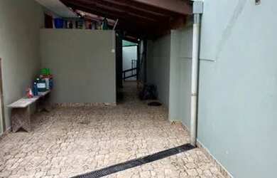 Imagem: A casa possui 1 Dormitório, 1 Banheiro, 1 Vaga na garagem e