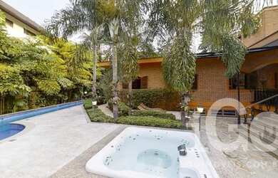 Imagem: A casa possui 4 Dormitórios, 5 Banheiros, 5 Vagas na garagem