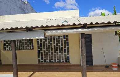 Imagem: A casa possui 3 Dormitórios, 1 Banheiro, 2 Vagas na garagem