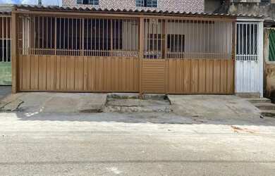 Imagem: A casa possui 3 Dormitórios, 2 Banheiros, 1 Vaga na garagem