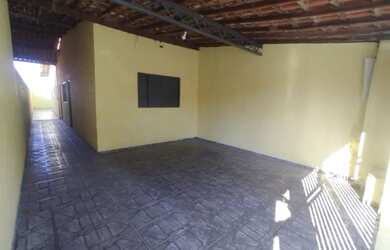 Imagem: A casa possui 2 Dormitórios, 1 Banheiro, 1 Vaga na garagem
