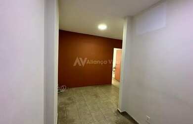 Imagem: O depósito possui 1 Vaga na garagem, 37m² de Área e está