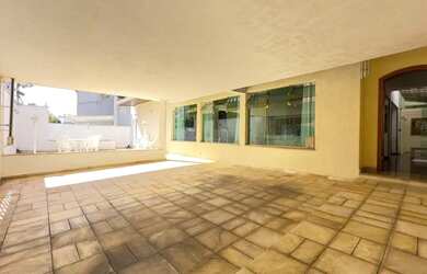 Imagem: A casa possui 4 Dormitórios, 3 Banheiros, 3 Vagas na garagem