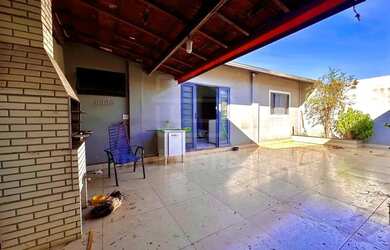 Imagem: A casa possui 4 Dormitórios, 1 Banheiro, 1 Vaga na garagem