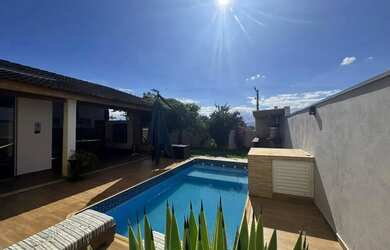 Imagem: A casa possui 3 Dormitórios, 4 Banheiros, 2 Vagas na garagem