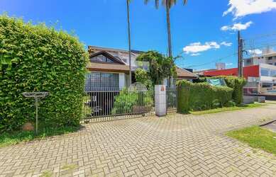 Imagem: A casa possui 5 Dormitórios, 4 Banheiros, 4 Vagas na garagem