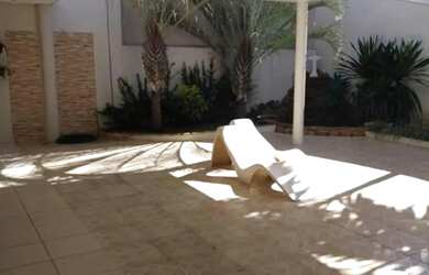 Imagem: A casa em condomínio possui 4 Dormitórios, 5 Banheiros, 2