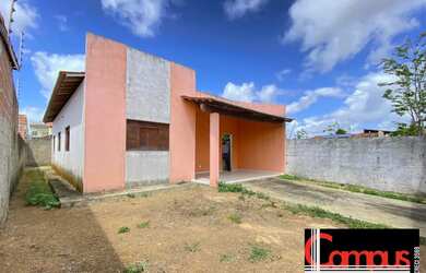 Imagem: A casa possui 3 Dormitórios, 2 Banheiros, 2 Vagas na garagem