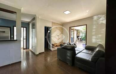 Imagem: A casa possui 2 Dormitórios, 2 Banheiros, 1 Vaga na garagem