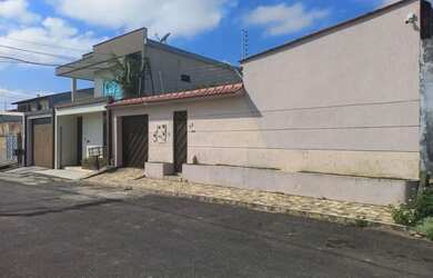 Imagem: A casa possui 4 Dormitórios, 4 Banheiros, 275m² de Área