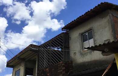Imagem: A casa possui 4 Dormitórios, 2 Banheiros, 1 Vaga na garagem