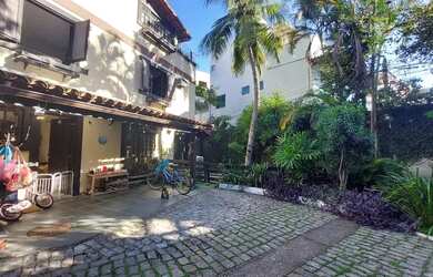 Imagem: A casa possui 5 Dormitórios, 3 Banheiros, 2 Vagas na garagem