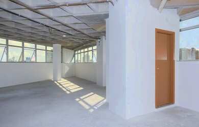 Imagem: O depósito possui 5 Vagas na garagem e 257m² de Área e está