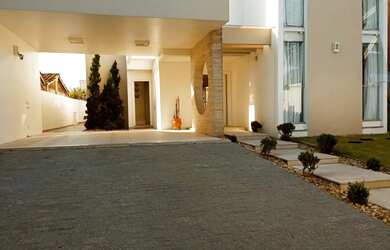 Imagem: A casa possui 4 Dormitórios, 5 Banheiros, 4 Vagas na garagem