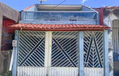 Imagem: A casa possui 4 Dormitórios, 3 Banheiros, 1 Vaga na garagem