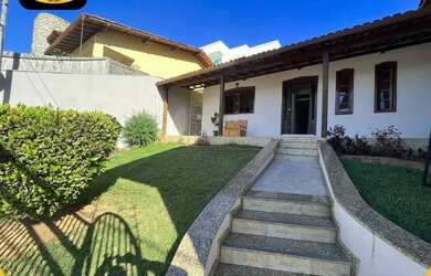 Imagem: A casa possui 3 Dormitórios, 2 Banheiros e 2 Vagas na garagem