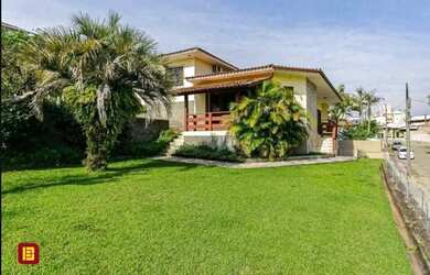 Imagem: A casa possui 4 Dormitórios, 5 Banheiros, 2 Vagas na garagem