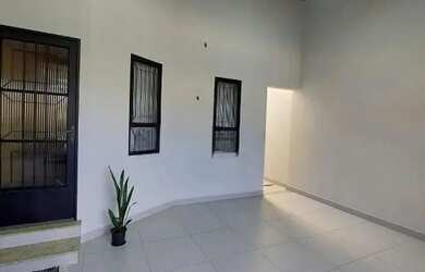 Imagem: A casa possui 3 Dormitórios, 2 Banheiros, 2 Vagas na garagem