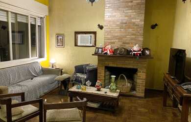 Imagem: A casa possui 5 Dormitórios, 4 Banheiros, 4 Vagas na garagem