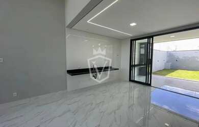 Imagem: A casa possui 3 Dormitórios, 2 Banheiros, 2 Vagas na garagem