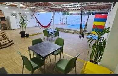 Imagem: A casa possui 3 Dormitórios, 2 Banheiros, 2 Vagas na garagem