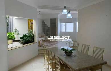 Imagem: A casa possui 3 Dormitórios, 3 Banheiros, 4 Vagas na garagem