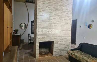 Imagem: A casa possui 4 Dormitórios, 2 Banheiros, 4 Vagas na garagem