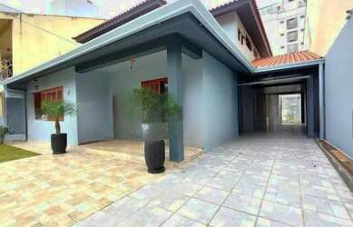 Imagem: A casa possui 4 Dormitórios, 3 Banheiros, 5 Vagas na garagem