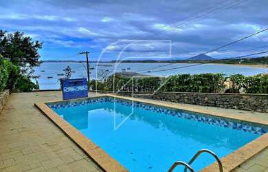 Imagem: A casa possui 3 Dormitórios, 3 Banheiros e 200m² de Área