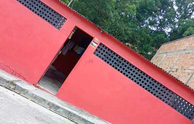 Imagem: A casa possui 2 Dormitórios, 1 Banheiro, 1 Vaga na garagem